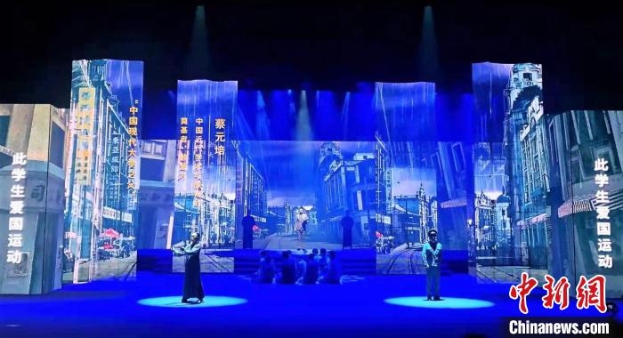 圖為“百年風(fēng)華”大型音樂史詩劇現(xiàn)場?！⒑ｌ` 攝