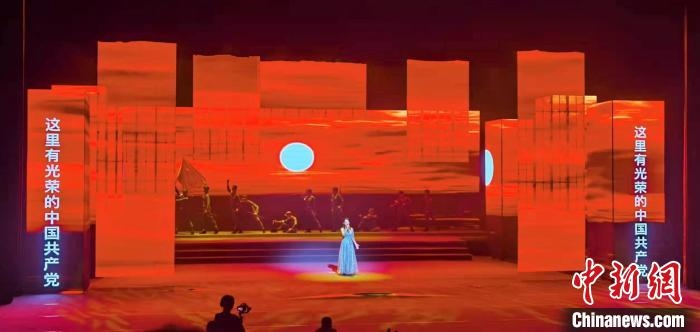 圖為“百年風(fēng)華”大型音樂史詩劇現(xiàn)場。　劉海靈 攝