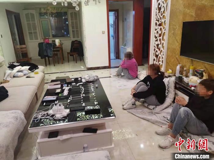 資料圖為果洛藏族自治州公安民警抓獲的犯罪嫌疑人?！‖斍呖h公安局供圖