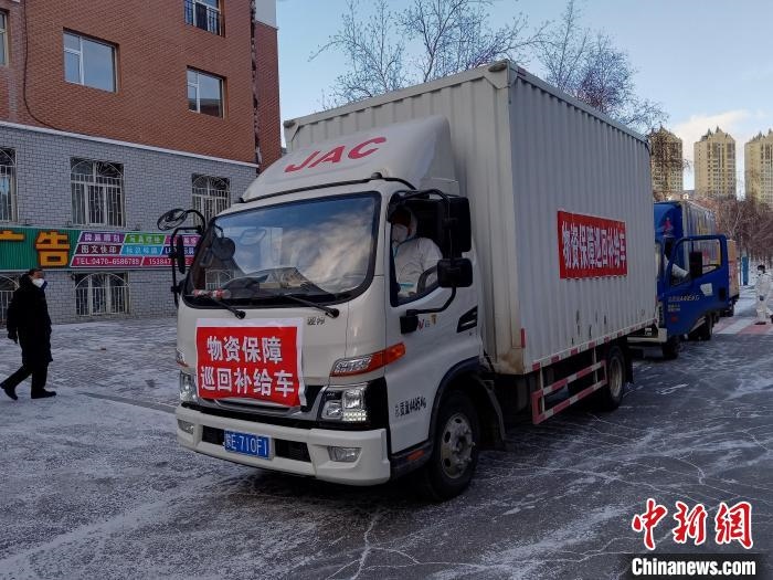 圖為滿洲里物資保障巡回補(bǔ)給車隊(duì)配貨現(xiàn)場。　秦甜偉 攝