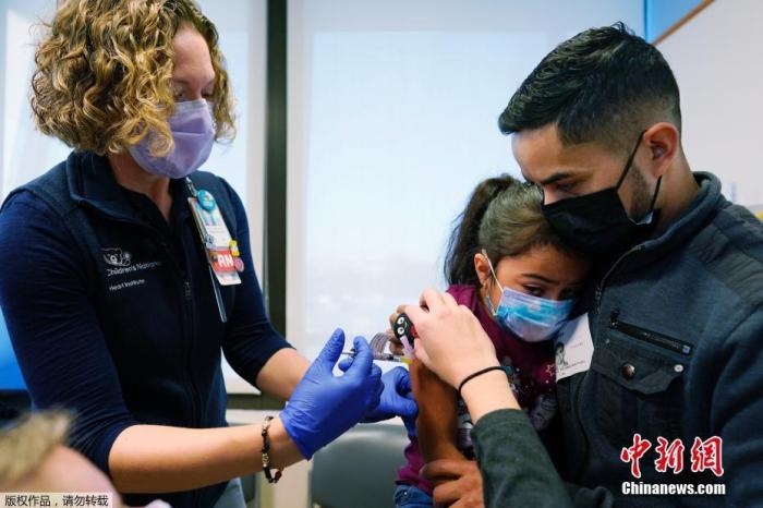 資料圖：當(dāng)?shù)貢r間11月3日，美國華盛頓，國立兒童醫(yī)院為孩子接種疫苗。美國新冠疫苗接種進入了一個新階段，數(shù)百萬名小學(xué)生現(xiàn)在可以接種疫苗。