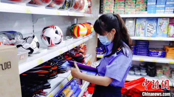 圖為秦皇島市海港區(qū)市場監(jiān)督管理局工作人員正在檢查涉冬奧標(biāo)志商品?！∏鼗蕧u市海港區(qū)市場監(jiān)督管理局供圖