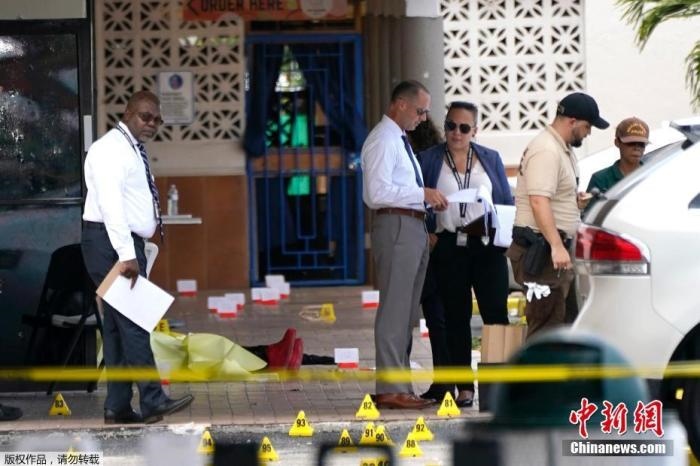 當(dāng)?shù)貢r(shí)間5月30日凌晨，位于美國(guó)佛羅里達(dá)州東南部的邁阿密戴德縣發(fā)生大規(guī)模槍擊事件，造成2人死亡、20多人受傷。圖為槍擊案現(xiàn)場(chǎng)。