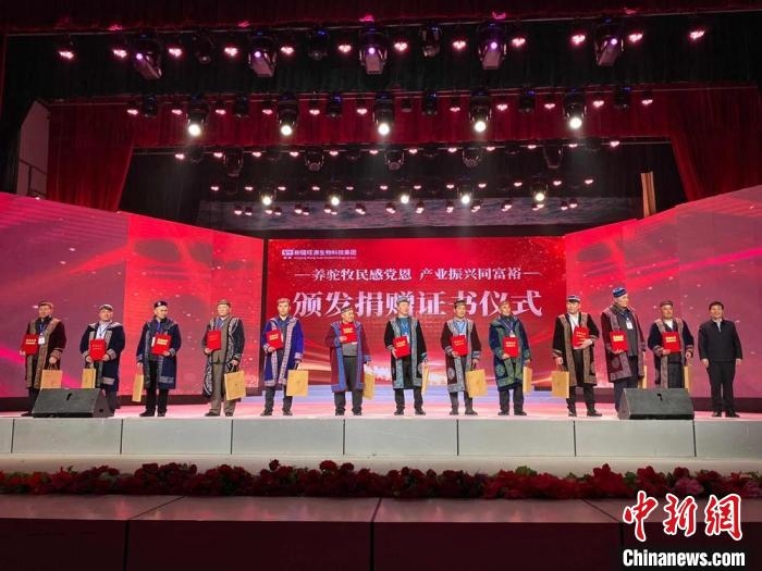 阿勒泰地區(qū)牧民靠企業(yè)的幫扶走上了致富道路?！」o琨 攝