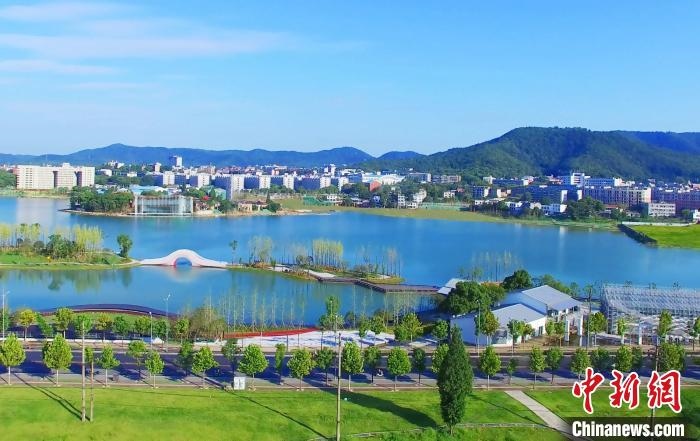 后湖藝術(shù)園?！√菩∏?攝