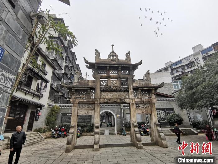 “道冠古今”牌坊。　梁山 攝