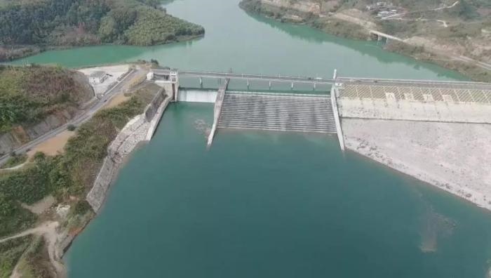 　　圖1 2021年12月7日，督察組使用無人機拍攝，保護區(qū)實驗區(qū)內(nèi)的八吝大壩已建成，且未設(shè)置過魚設(shè)施