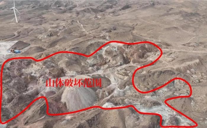  2021年12月12日，督察組使用無人機(jī)拍攝，中寧縣馬道梁北部歷史遺留礦山破壞山體面積達(dá)240余畝，現(xiàn)場(chǎng)滿目瘡痍、千瘡百孔