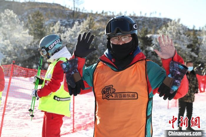 圖為滑雪場現(xiàn)場。　許婷 攝