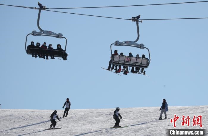 圖為滑雪場現(xiàn)場?！≡S婷 攝