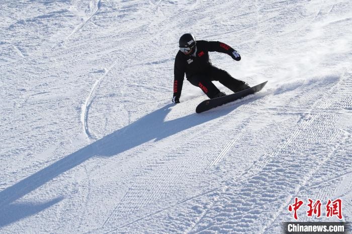 圖為滑雪場現(xiàn)場。　許婷 攝