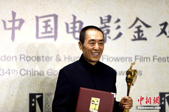 12月30日晚，第34屆中國電影金雞獎頒獎典禮在福建省廈門市舉行。張藝謀以執(zhí)導《懸崖之上》榮膺最佳導演獎。 <a target='_blank' href='/'>中新社</a>記者 呂明 攝