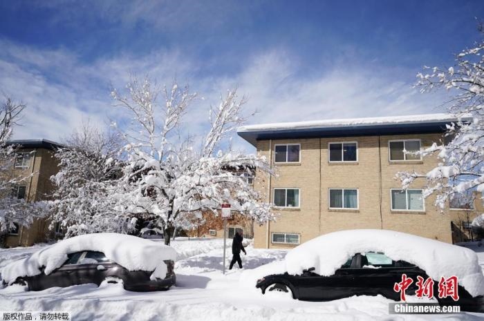 資料圖：當(dāng)?shù)貢r(shí)間2021年3月15日，美國科羅拉多州丹佛，當(dāng)?shù)赜瓉韽?qiáng)暴風(fēng)雪天氣，城市被積雪覆蓋。