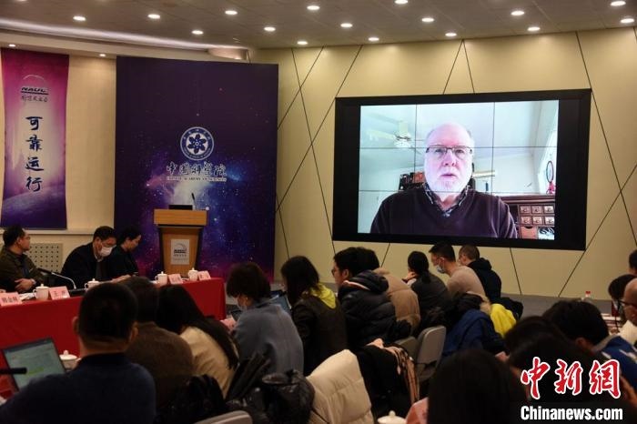 美國(guó)伊利諾伊大學(xué)教授理查德？克魯切爾通過(guò)視頻點(diǎn)評(píng)FAST測(cè)量星際磁場(chǎng)最新研究成果。　<a target='_blank' href='/'>中新社</a>記者 孫自法 攝