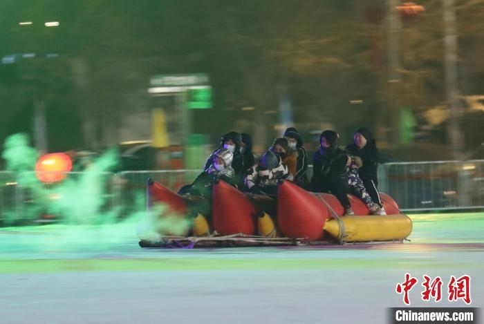 民眾沉醉在冰上香蕉船的快樂中?！∮诤Ｑ?攝