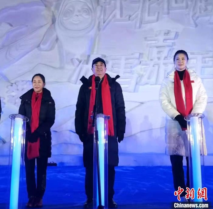 前女排國家隊隊長奧運冠軍惠若琪(右一)，中國女子田徑競走奧運冠軍王麗萍(左一)助陣當晚活動?！≮w桂華 攝