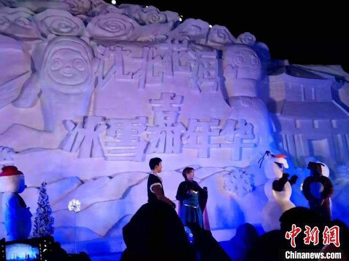 活動現(xiàn)場表演的《冰雪奇緣》很受歡迎?！≮w桂華 攝
