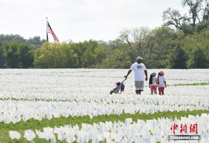 當(dāng)?shù)貢r間2021年9月18日，美國首都華盛頓國家廣場上插著數(shù)十萬白色旗幟，悼念新冠逝者。這個名為“在美國：銘記”藝術(shù)裝置由美國藝術(shù)家弗斯滕伯格(Suzanne Firstenberg)策劃，她計劃在兩周內(nèi)與公眾一起在華盛頓國家廣場插上與美國新冠死亡病例數(shù)對應(yīng)的白旗，以示悼念。 <a target='_blank' href='/'>中新社</a>記者 陳孟統(tǒng) 攝