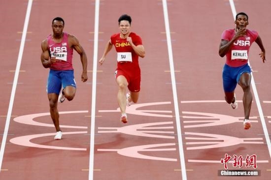 資料圖：北京時(shí)間8月1日晚，在東京奧運(yùn)會(huì)男子百米決賽中，中國(guó)選手蘇炳添以9.98秒的成績(jī)獲得第六名，作為首位闖進(jìn)奧運(yùn)男子百米決賽的中國(guó)人，他再次創(chuàng)造了歷史。圖為蘇炳添在比賽中。<a target='_blank' href='/'>中新社</a>記者 富田 攝