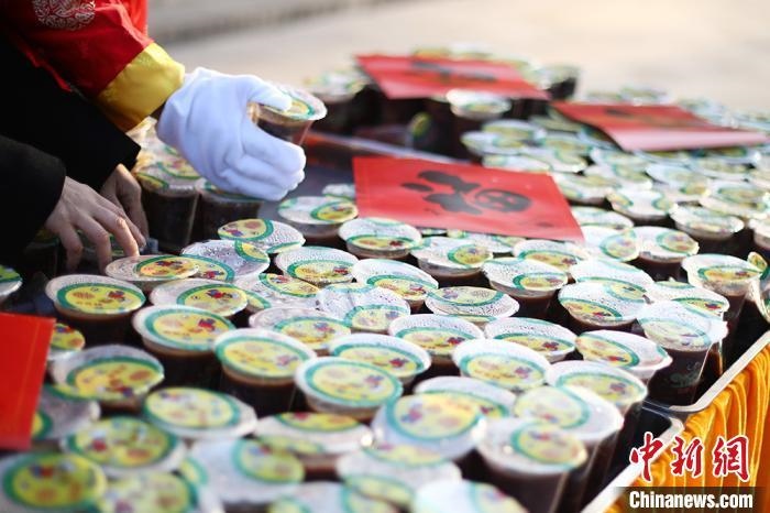 資料圖：工作人員將定制的臘八粥擺放整齊。　泱波 攝