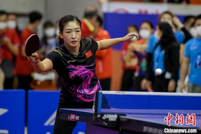 劉詩雯在2021年全國乒乓球“業(yè)余球王”總決賽中與選手互動(dòng)交流球技。　駱云飛 攝