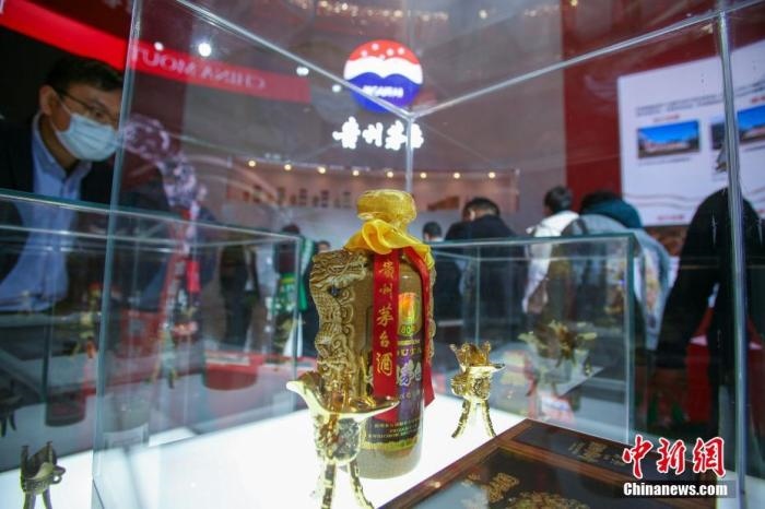 10月19日，天津，參觀者在中國茅臺展位參觀展示的白酒。當天，第105屆全國糖酒商品交易會在國家會展中心(天津)啟幕。本屆糖酒會展覽總面積20萬平方米，吸引了來自40多個國家和地區(qū)的3504家參展商參展，共設(shè)置了傳統(tǒng)酒類、葡萄酒及國際烈酒、食品及飲料、調(diào)味品及配料、食品機械及包裝等展區(qū)。 <a target='_blank' href='/'>中新社</a>記者 佟郁 攝