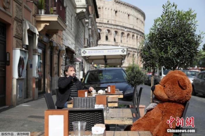資料圖：意大利羅馬斗獸場附近的酒吧，顧客在露臺上喝酒。