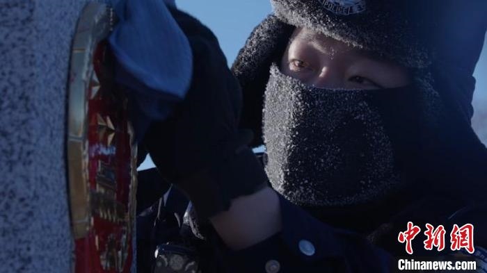 圖為恩和哈達(dá)邊境派出所的9名民警踏雪巡邊?！⒕S明 攝