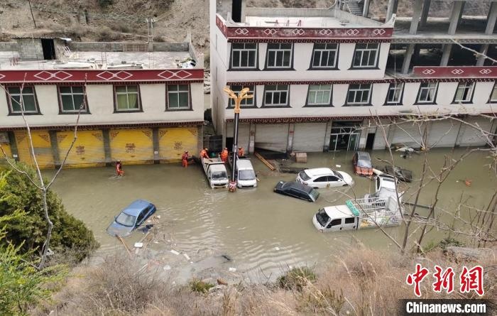 救援人員正在丹巴一處民房被淹處搜尋和轉(zhuǎn)移人員?！≈苡?攝