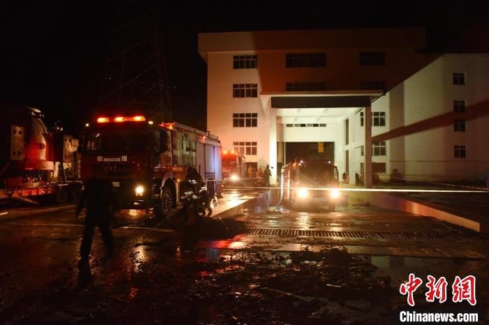 丹巴關(guān)州電站外多臺(tái)消防車輛正在開(kāi)展排水作業(yè)?！≈苡?攝