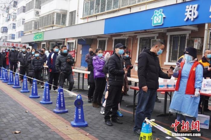 資料圖：1月7日，河南鄭州，市民有序排隊(duì)進(jìn)行核酸檢測(cè)。<a target='_blank' href='/'>中新社</a>記者 劉鵬 攝