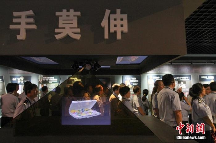 資料圖：2015年10月，海南省公安廳組織黨員干部前往反腐倡廉警示教育基地參觀受教。洪堅鵬 攝