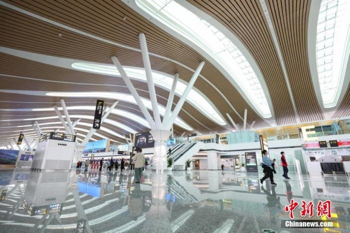 資料圖：貴陽龍洞堡國際機(jī)場(chǎng)T3航站樓出發(fā)大廳。 瞿宏倫 攝