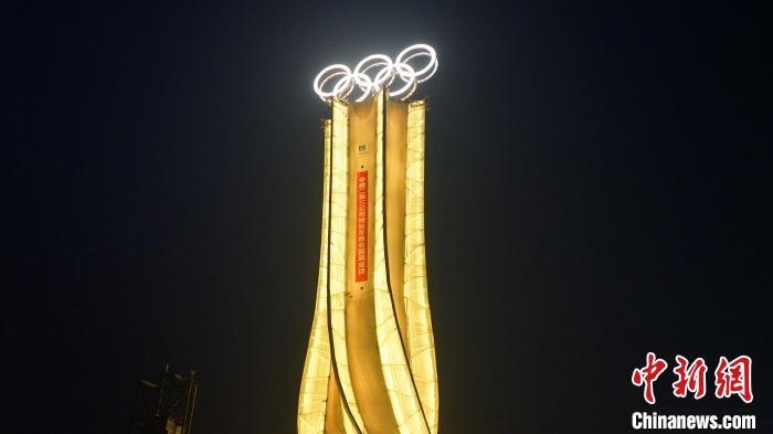 1月25日，由中建二局三公司承建的“海陀塔”順利竣工，奧運(yùn)五環(huán)閃耀延慶冬奧賽區(qū)?！≈薪ǘ秩竟﹫D
