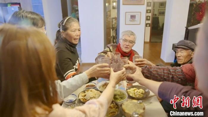 圖為賀歲紀(jì)錄片《“洋女婿”的中國(guó)年》劇照?！『h(yuǎn)航 攝