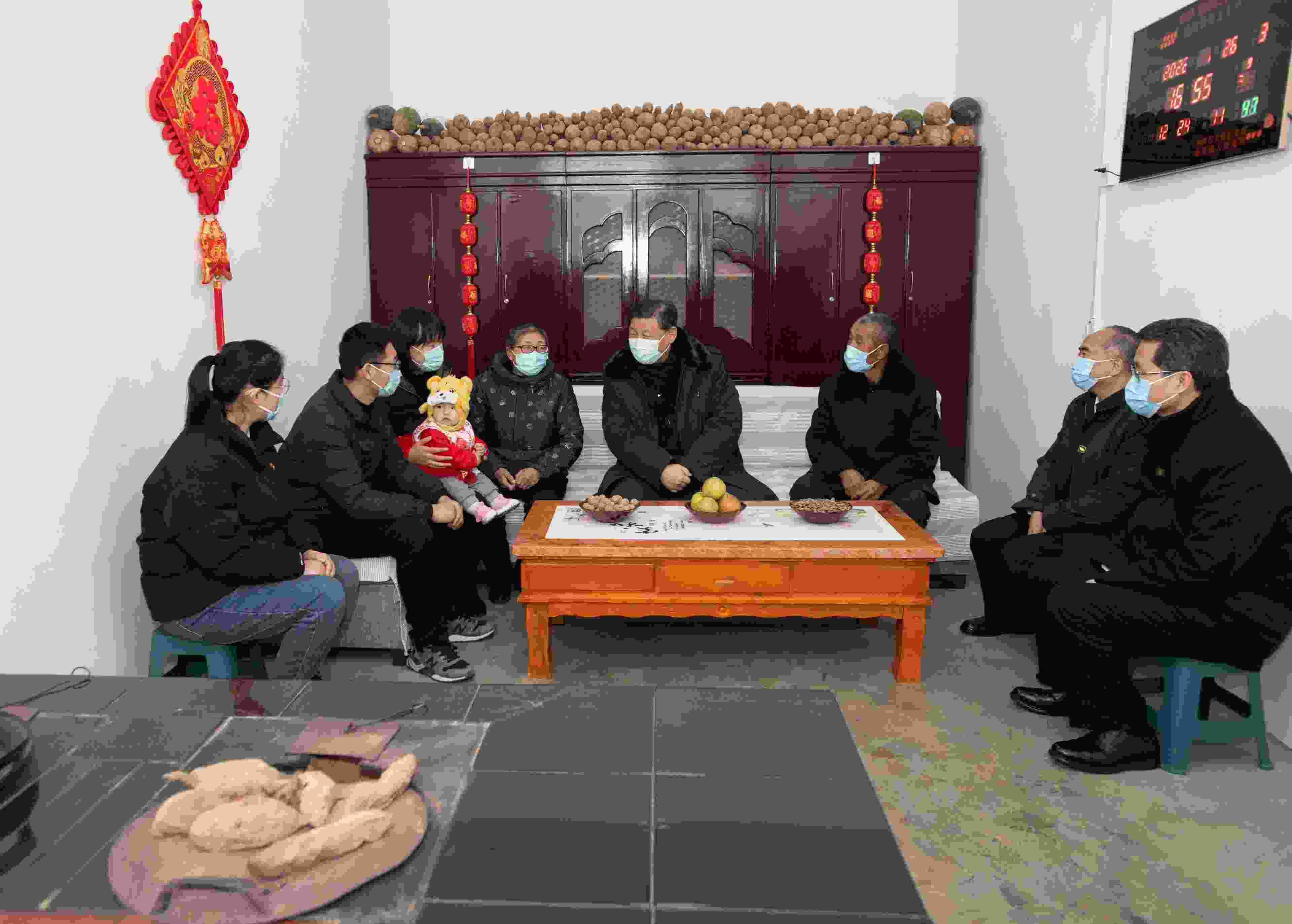 △2022年1月26日，中共中央總書(shū)記、國(guó)家主席、中央軍委主席習(xí)近平在臨汾市汾西縣僧念鎮(zhèn)段村同村民蔡文明一家親切交流。