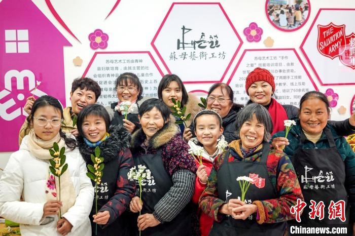 “蘇母藝術工坊”文創(chuàng)工作室的姐妹們。　古良駒 攝