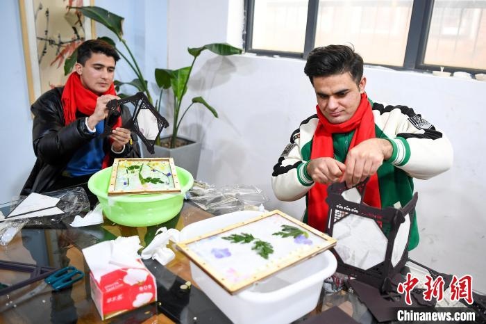 巴基斯坦留學(xué)生制作燈籠?！钊A峰 攝