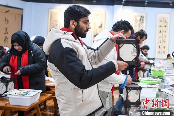 巴基斯坦留學(xué)生制作燈籠。　楊華峰 攝