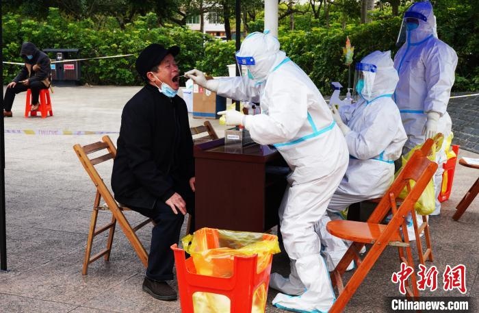 圖為德?？h組織民眾接受核酸檢測?！〉卤？h融媒體中心供圖