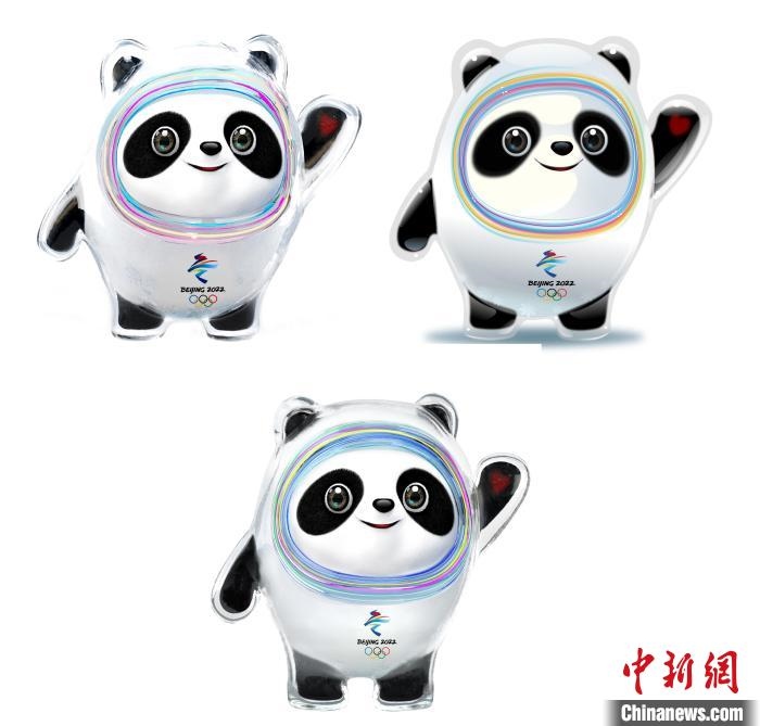 設(shè)計(jì)團(tuán)隊(duì)將“冰絲帶”的形象引入大熊貓后逐漸成型。上方兩個(gè)形象還是外八字腳，下方形象為最終定稿?！⑵皆乒﹫D