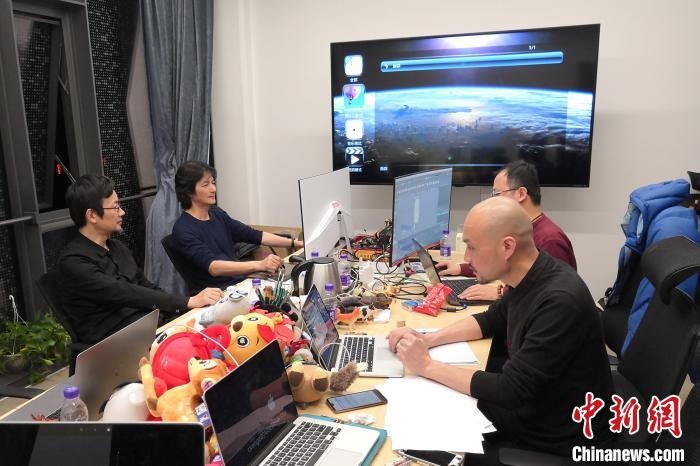 廣州美術(shù)學(xué)院曹雪、劉平云帶領(lǐng)的設(shè)計(jì)團(tuán)隊(duì)對(duì)北京冬奧會(huì)吉祥物加班加點(diǎn)進(jìn)行修改設(shè)計(jì)。(資料圖) 劉平云供圖