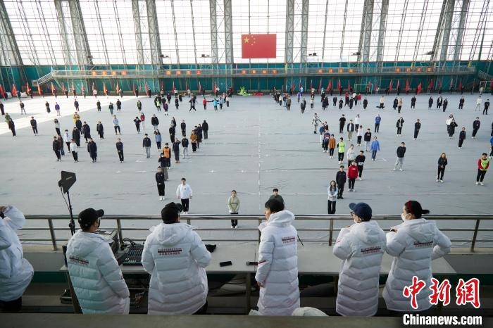 北京冬奧會閉幕式開始前，演員們在進行排練?！埼暮?供圖