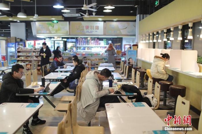 資料圖：考研學(xué)生在食堂內(nèi)復(fù)習(xí)。 泱波 攝
