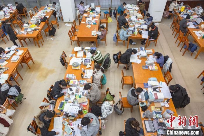 資料圖：南昌大學(xué)圖書館自習(xí)室內(nèi)，考生正在緊張復(fù)習(xí)。　劉力鑫 攝