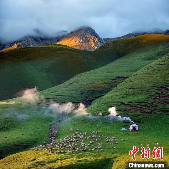 圖為作品《晨光炊煙》?！〗股?攝