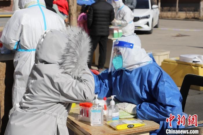 呼和浩特市民做核酸?！埩只?攝