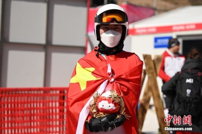 3月6日，中國選手梁景怡在賽后手捧吉祥物。當日，北京2022年冬殘奧會殘奧高山滑雪男子超級大回轉(zhuǎn)-站姿決賽在國家高山滑雪中心舉行，中國選手梁景怡奪得冠軍。 <a target='_blank' href='/'>中新社</a>記者 劉冉陽 攝 　