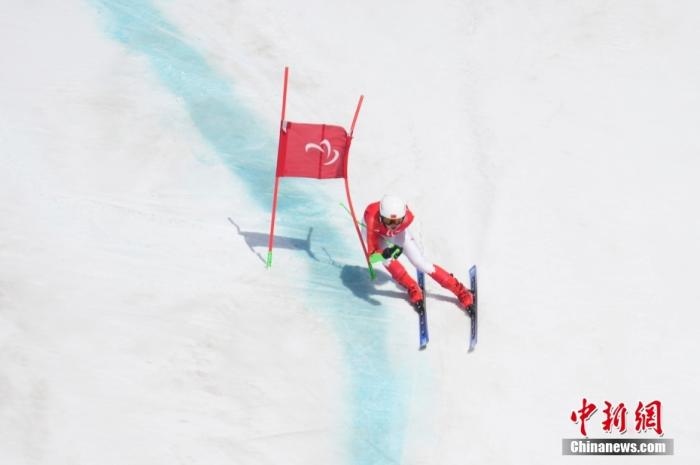 3月6日，中國選手梁景怡在比賽中。當日，北京2022年冬殘奧會殘奧高山滑雪男子超級大回轉(zhuǎn)-站姿決賽在國家高山滑雪中心舉行，中國選手梁景怡奪得冠軍。 <a target='_blank' href='/'>中新社</a>記者 劉冉陽 攝 　