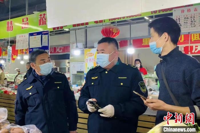 圖為執(zhí)法人員進行調查。　李婷婷　攝